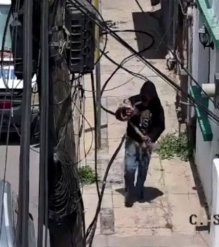 cámaras-del-c4-detectan-a-joven-robar-cable-en-centro-de-monterrey