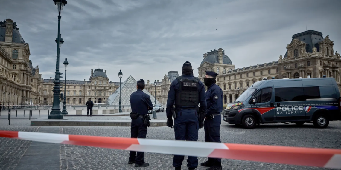 joyas robadas, Museo del Louvre, turistas frustrados, París, robo en el Louvre