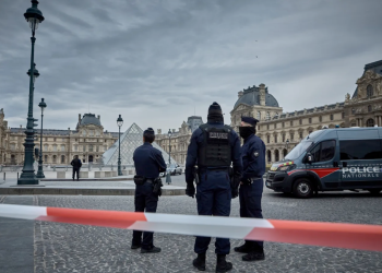joyas robadas, Museo del Louvre, turistas frustrados, París, robo en el Louvre