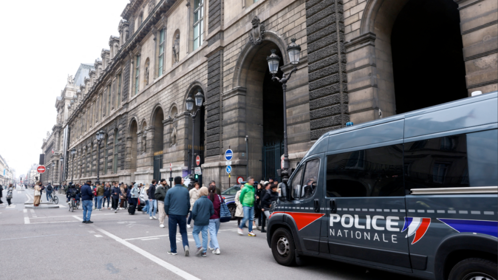 joyas robadas, Museo del Louvre, turistas frustrados, París, robo en el Louvre