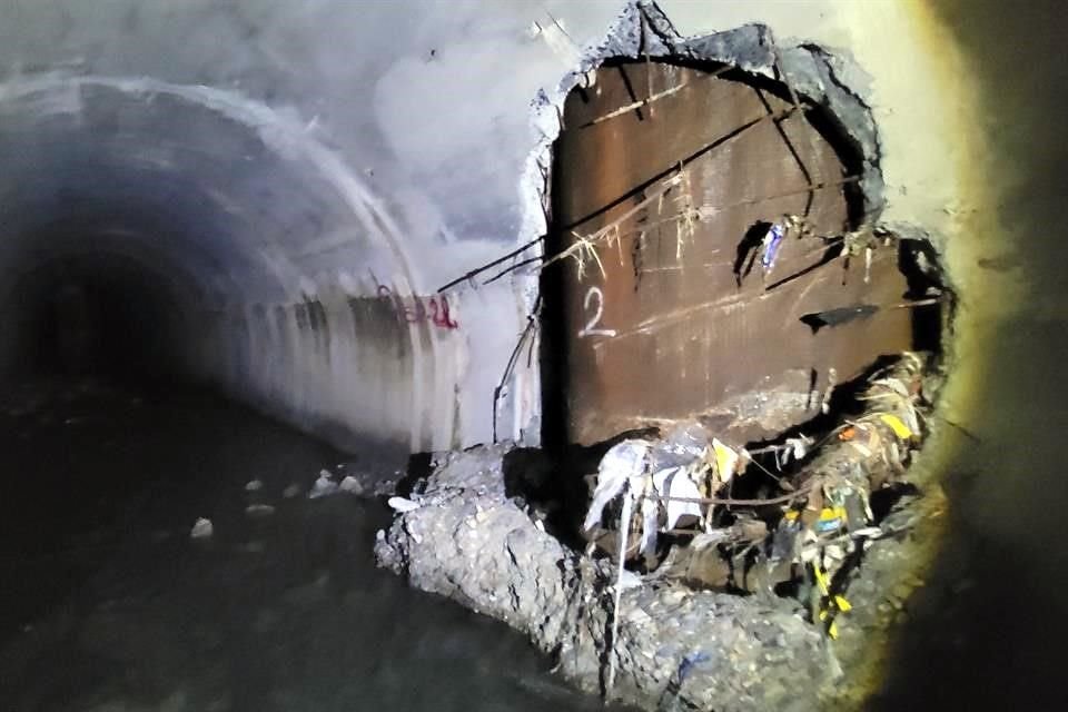 columna-de-las-obras-de-la-L4-obstruyen-ducto-pluvial