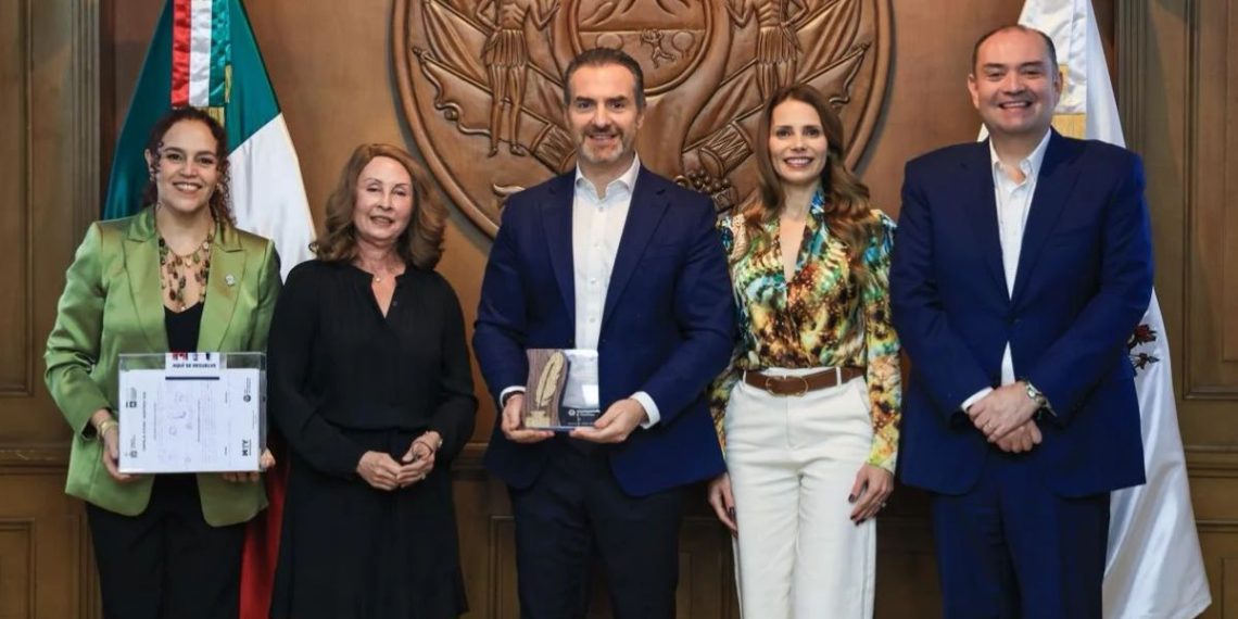 entrega-FIL-reconocimiento-cultural-a-monterrey-por-fomento-a-la-lectura