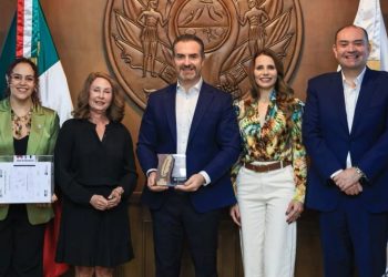 entrega-FIL-reconocimiento-cultural-a-monterrey-por-fomento-a-la-lectura