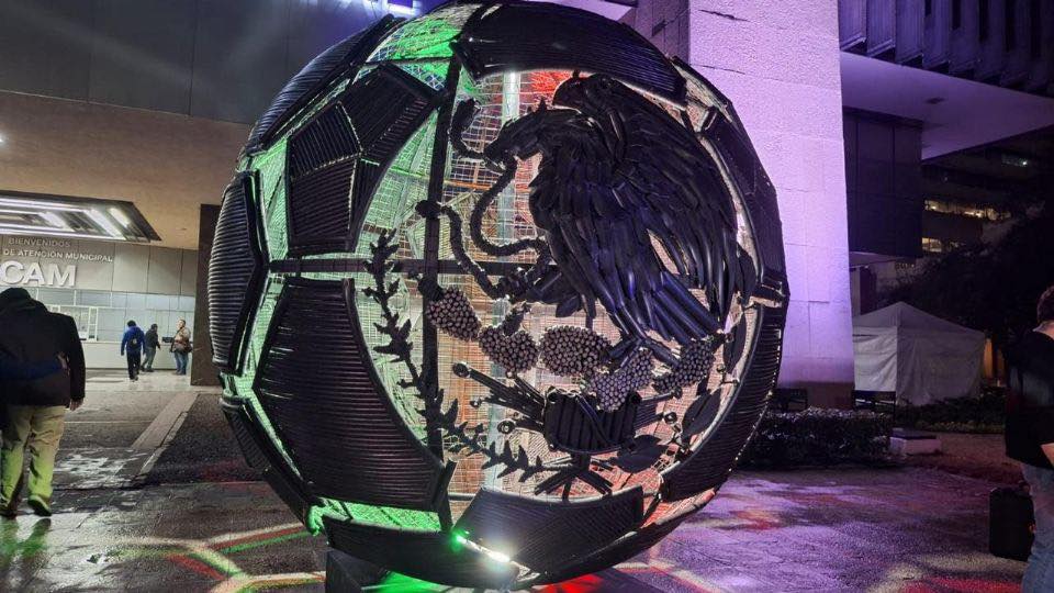 escultura-mundialista-realizado-con-cables-en-desuso-del-programa-monterrey-limpio