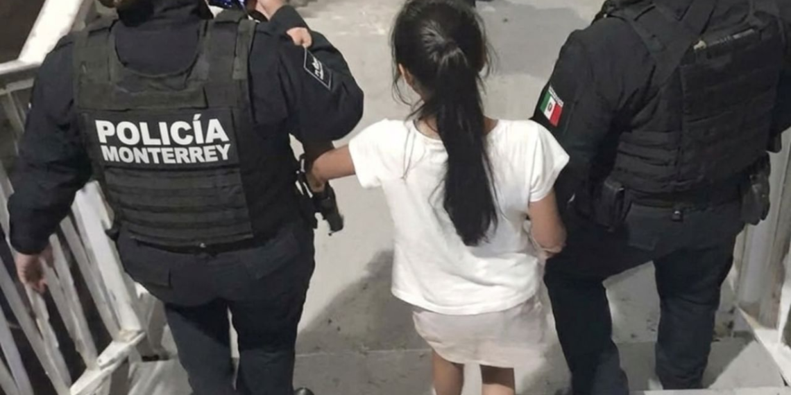 policía de monterrey rescata a menor extraviada en fundidora