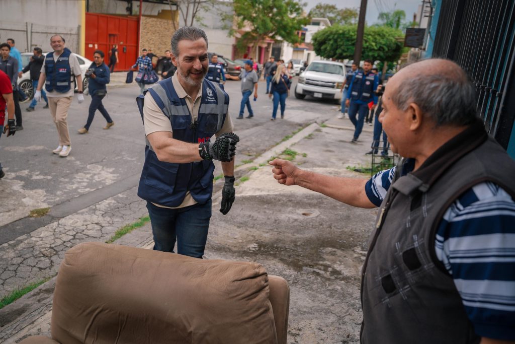 alcalde de monterrey supervisa la recolección de residuos en la colonia del maestro