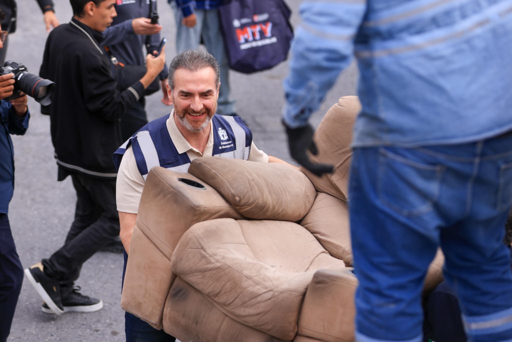 alcalde de monterrey supervisa la recolección de residuos en la colonia del maestro