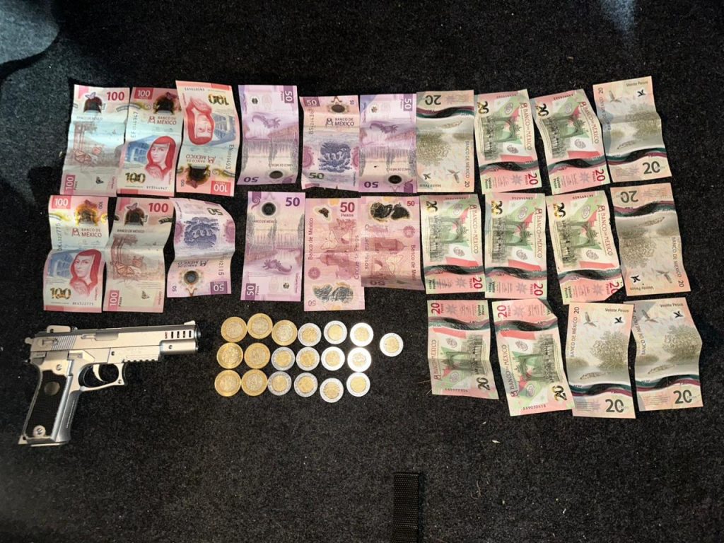 dinero decomisado después del asalto en Monterrey a la tienda oxxo
