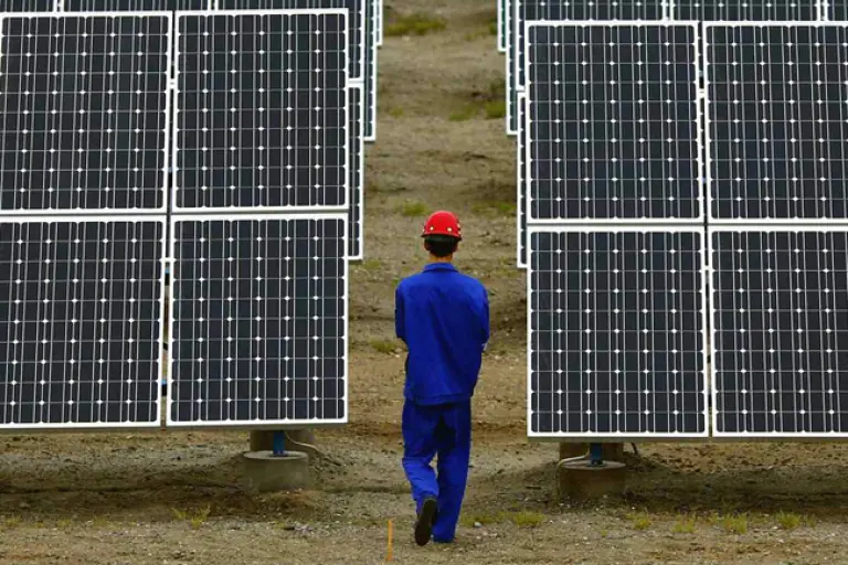 dan de baja el contrato de next energy y les dan una indemnización de 6 mil paneles soalres