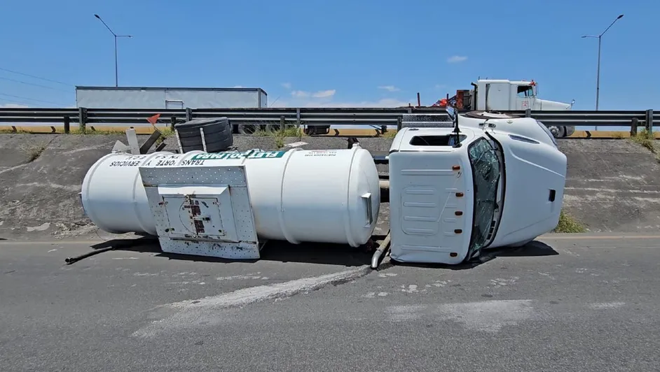 pipa se vuelca en apodaca causando un cierre vial y riego de hidrocarburo