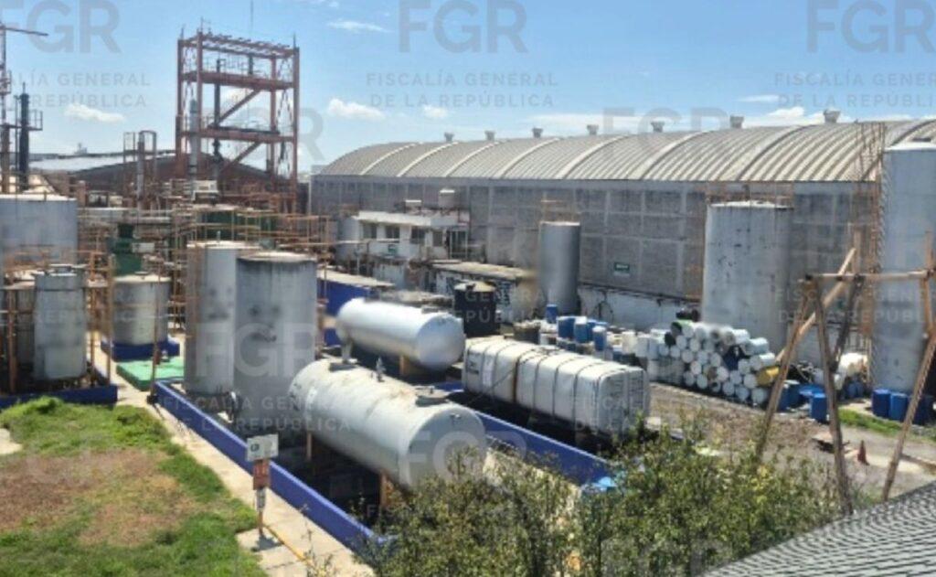 Elementos de seguridad resguardando un predio ilegal, tras un operativo donde se cerraron los centros clandestinos de huachicol