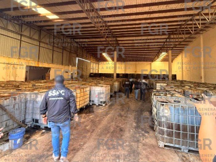 Múltiples contenedores industriales almacenando posibles productos químicos en los centros clandestinos de huachicol incautados durante el operativo de la Fiscalía General